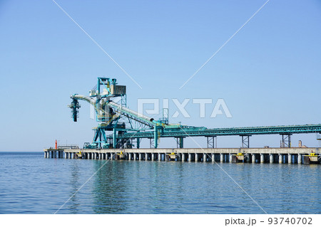 Equipment for loading coal into a ship in a modern closed type coal terminal Equipment for loading coal into a ship in a modern closed type coal terminal 93740702