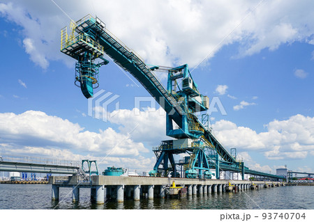 Equipment for loading coal into a ship in a modern closed type coal terminal Equipment for loading coal into a ship in a modern closed type coal terminal 93740704