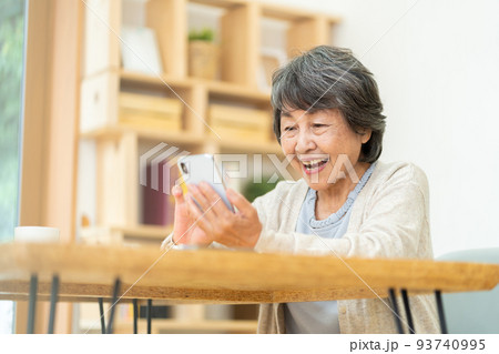 スマホを使うおばあさん スマホを使うシニア女性 スマホを使うおばあさん スマホを使うシニア女性 93740995