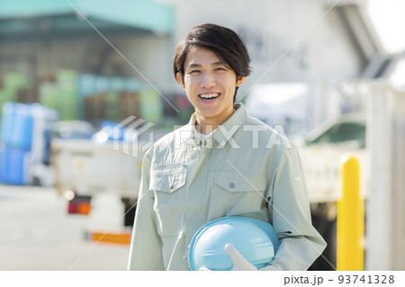 作業着の若い男性 作業着の若い男性 93741328