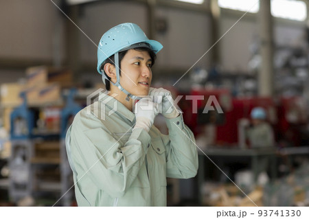 作業着の若い男性 作業着の若い男性 93741330