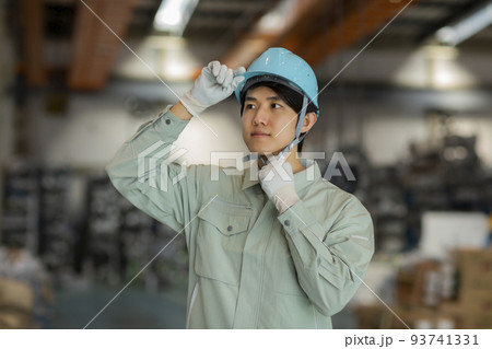 作業着の若い男性 93741331