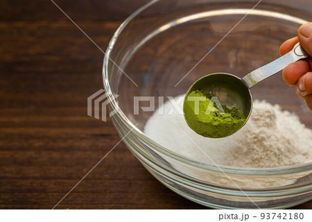 製菓用抹茶パウダー　大さじ1/2をボールに加える 93742180
