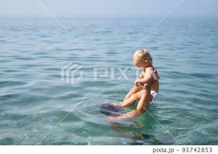 Dad dived under the water holding a little girl in his arms 93742853