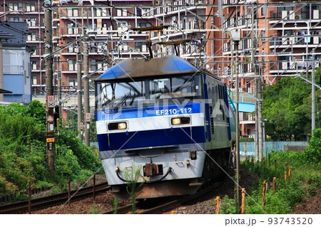 電気機関車・EF210『桃太郎』が牽引するタンク貨物列車 電気機関車・EF210『桃太郎』が牽引するタンク貨物列車 93743520