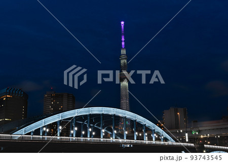 ライトアップされた隅田川駒形橋とスカイツリーと都市夜景 ライトアップされた隅田川駒形橋とスカイツリーと都市夜景 93743545
