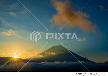 日の出の富士山と朝焼け雲 日の出の富士山と朝焼け雲 93743589