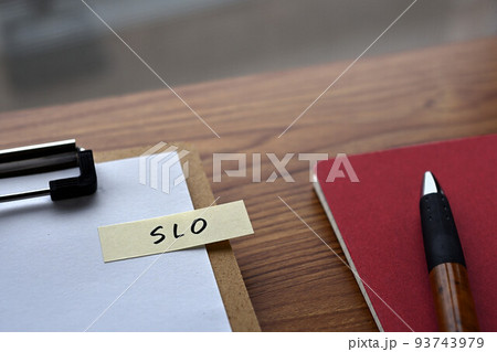 Service Level Objectiveの略語が書かれた付箋 93743979