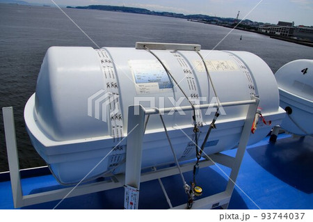 フェリーに搭載されたカプセル型の救命イカダ フェリーに搭載されたカプセル型の救命イカダ 93744037