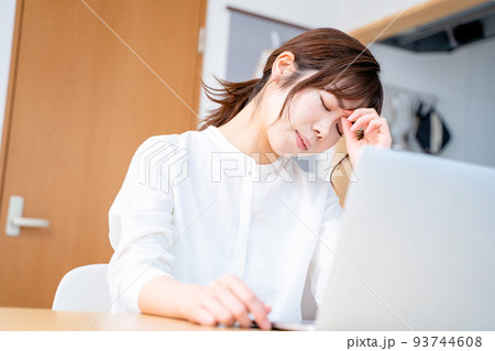 若い女性 リビング ライフスタイル パソコン 若い女性 リビング ライフスタイル パソコン 93744608