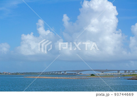 入道雲と浜名大橋 93744669