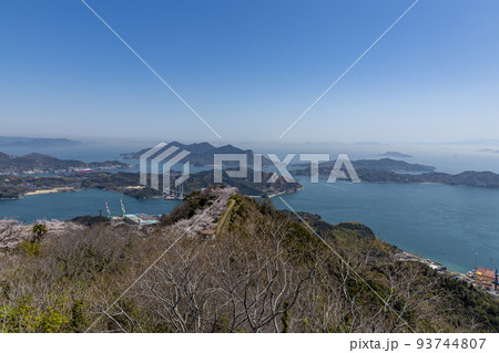 春の積善山山頂からの眺め（愛媛県岩城島） 93744807