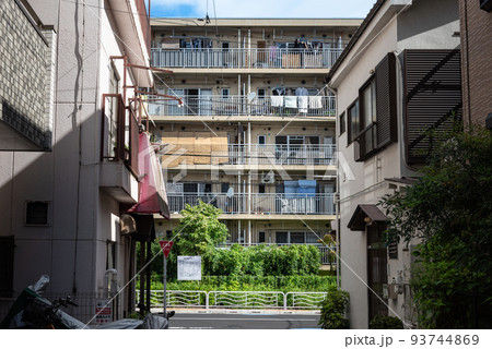 夏の都心の団地と露地 夏の都心の団地と露地 93744869