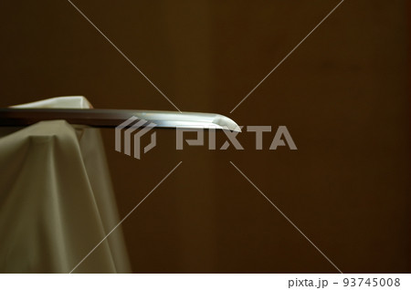 キラリと鋭く光る日本刀 93745008