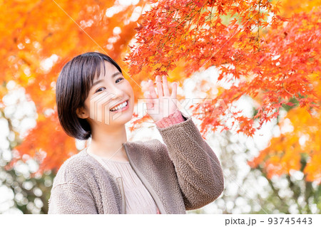 紅葉狩りを楽しむ若い女性 紅葉狩りを楽しむ若い女性 93745443