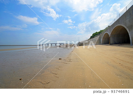 福岡県行橋市の沓尾長井漁港へ続く長寿大橋 93746691