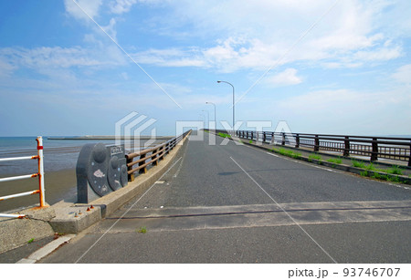 福岡県行橋市の沓尾長井漁港へ続く長寿大橋入口 93746707