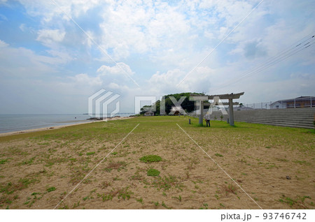 福岡県行橋市蓑島海水浴場にある菅原神社と砂に埋もれる鳥居 福岡県行橋市蓑島海水浴場にある菅原神社と砂に埋もれる鳥居 93746742