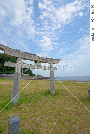福岡県行橋市の蓑島海水浴場にある砂に埋もれた鳥居 93746744
