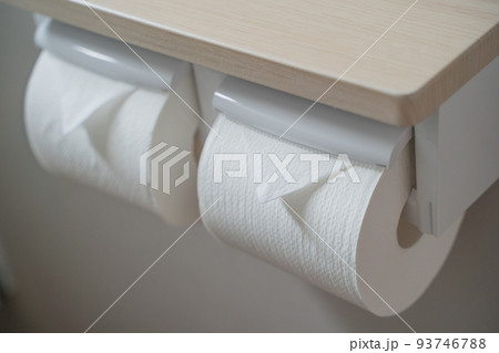 三角折りにされたトイレットペーパー 三角折りにされたトイレットペーパー 93746788