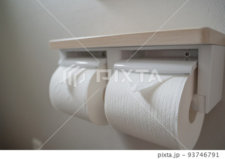 三角折りにされたトイレットペーパー 93746791