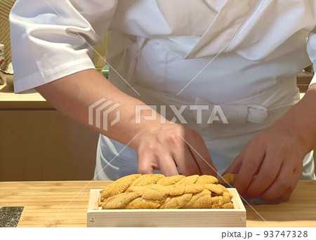 うにの寿司を握る寿司職人・板前 93747328
