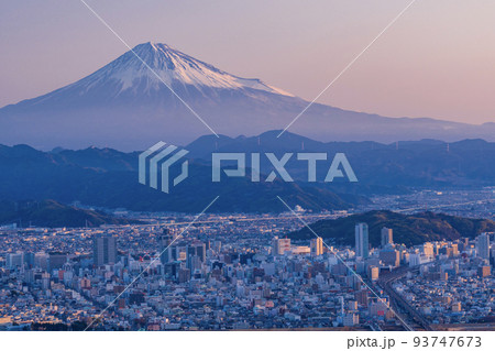 （静岡県）静岡市の街並みと富士山・夜明け 93747673