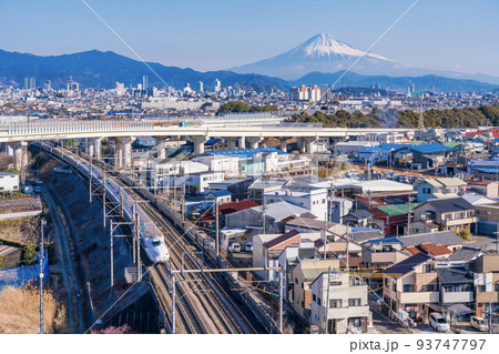 静岡市郊外から眺める、新幹線と東名高速・富士山 93747797