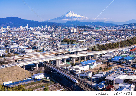 静岡市郊外から眺める、新幹線と東名高速・富士山 93747801