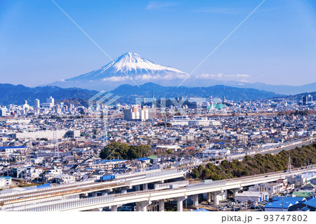 静岡市郊外から眺める、新幹線と東名高速・富士山 93747802