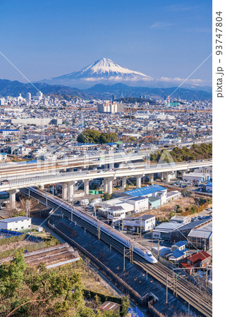 静岡市郊外から眺める、新幹線と東名高速・富士山 93747804