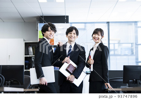 3人の若手社員のポートレート 3人の若手社員のポートレート 93747896