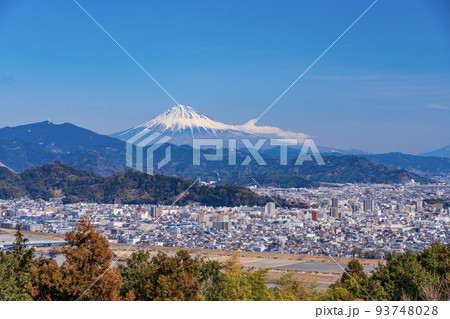 （静岡県）安倍川越しに見る静岡の街並み・富士山 93748028