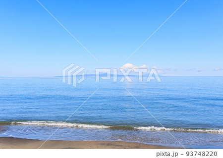 野付半島から見る国後島「秋の北海道」 93748220