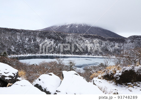 雪化粧した美しい大浪池の景色 雪化粧した美しい大浪池の景色 93748289