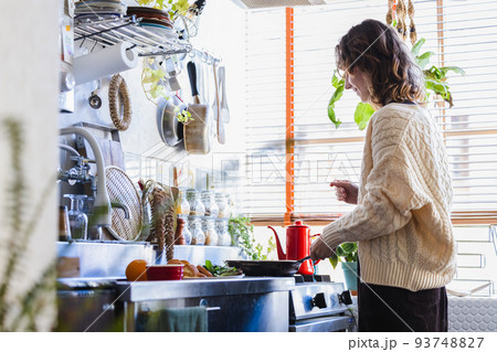 女性　ライフスタイル　料理 93748827