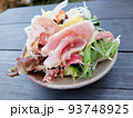 手作りドレッシングで食べる生ハムサラダ 93748925