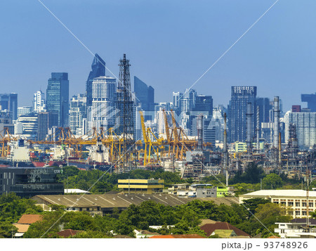 バンコク・高層ビル群とチャオプラヤ川沿いの製油所 / Bangkok, Thailand 93748926