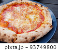 ピザ窯で焼いたトマトソースピザ 93749800