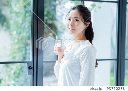 コップを持つ若い女性 コップを持つ若い女性 93750288