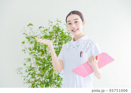 案内する白衣の女性 案内する白衣の女性 93751006