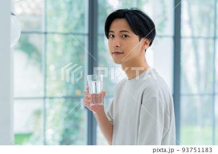 コップを持つ若い男性 93751183