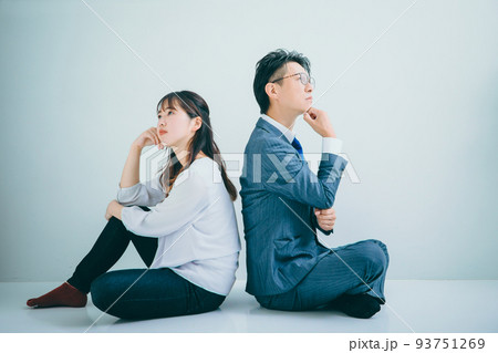 考え込む男女　man and woman 93751269