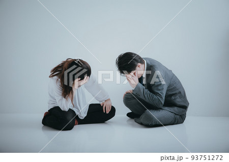 頭を抱える男女 worries 頭を抱える男女 worries 93751272