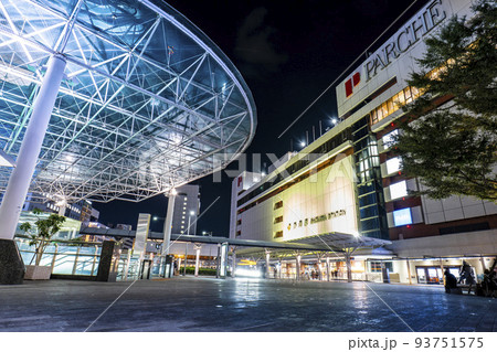 JR東海道線の静岡駅の夜の北口とバスターミナル 93751575