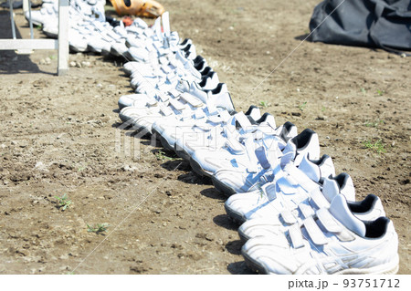 地面に整列して置かれた野球シューズ 地面に整列して置かれた野球シューズ 93751712