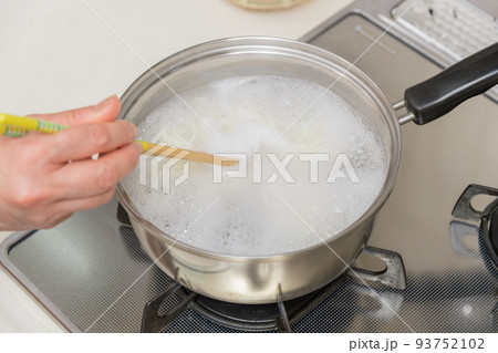 【ミドル主婦が菜箸を使って素麺を茹でる】 93752102