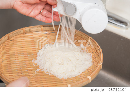 【ミドル主婦が茹で上がった素麺を流水で冷やす】 【ミドル主婦が茹で上がった素麺を流水で冷やす】 93752104