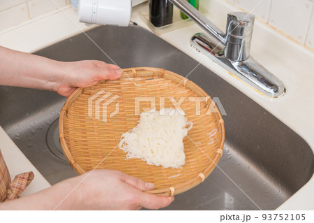 【ミドル主婦が素麺を流水で冷やすしたあと水切りをする】 【ミドル主婦が素麺を流水で冷やすしたあと水切りをする】 93752105