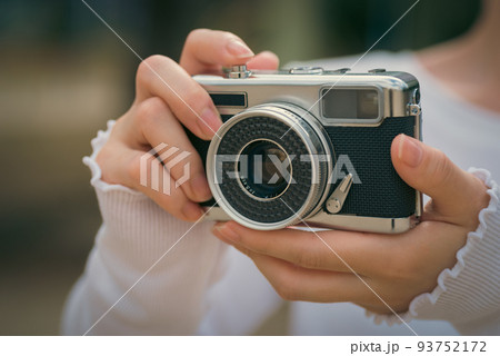 フィルムカメラを持つ女性 93752172